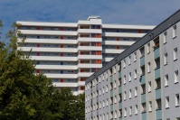 Vogelsborn saniert im Hintergrund, vorne Sechsgeschosser Hirtenwies Balkonseite