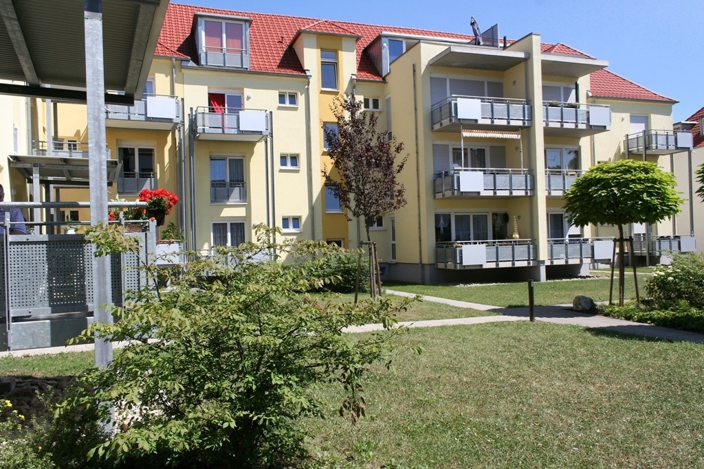 Ausschnitt gestalteter Innenhof Bülowviertel mit sanierten Wohnhäusern