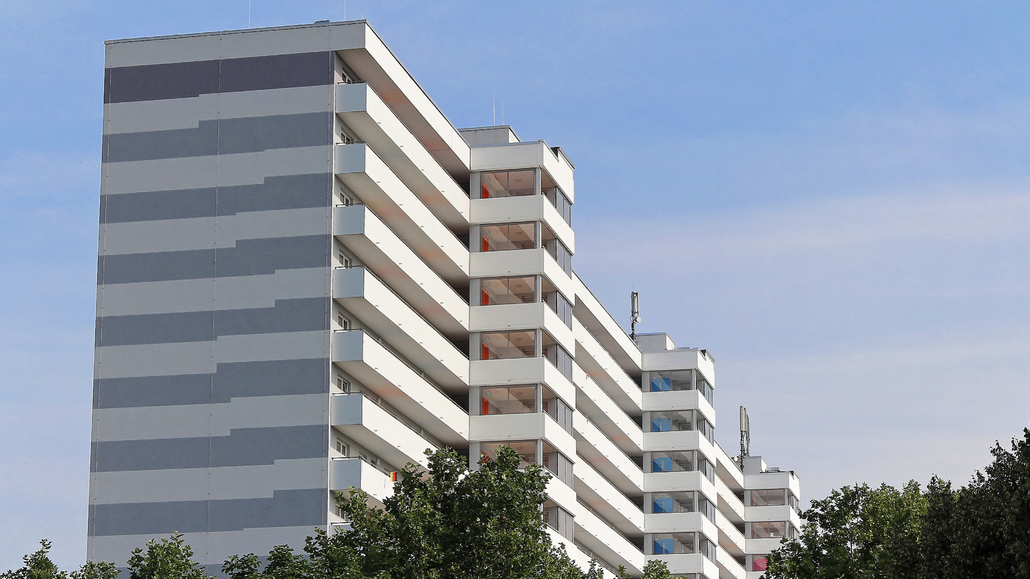 Seitenansicht mit Vorderfront vom sanierten Hochhaus Vogelsborn auf der Folsterhöhe