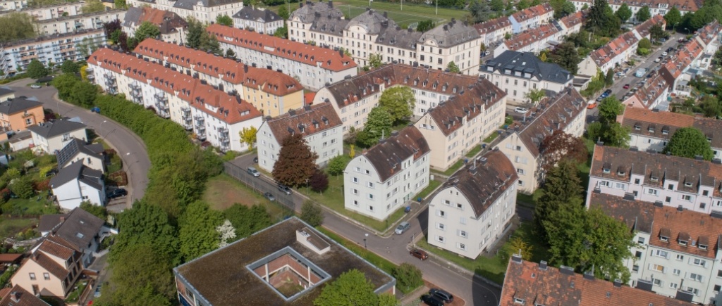 Luftbild Wackenberg Lehmkaulweg Unterschiedliche Gebäudetypen (Flachdach, Altbauten, Kasernenbauten, Einfamilienhäuser). Umliegend Wälder.