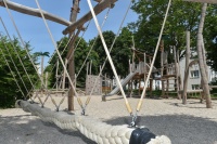 Spielplatz mit Seilschaukel, Rutsche und Fallsand.