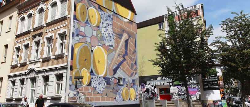 Giebelwandgestaltung von ARYZ in der Nassauer Straße 16 im Rahmen des ArtWalk 2017 künstlerische Gestaltung mit Motiven aus Zitronen, Mauersteinen an einem Giebel