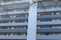 Laubengänge von außen, Brüstungen abwechselnd weiß und grau