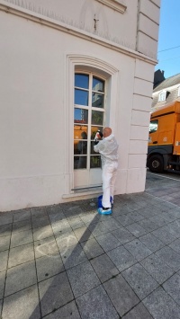 Gianné Alaimo, zuständig für die Beseitigung von Graffiti-Schäden, nimmt sich ein Fenster in prominenter Lage vor.