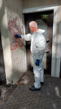 Ein Graffiti in der Kaltenbachstraße 10 zeigte sich besonders hartnäckig auf der Rauputzfassade.