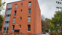 viergeschossiges Haus mit Flachdach während Sanierungsarbeiten