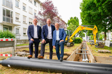 V.l.n.r.: Robert Tucovic (Geschäftsführer SGS), Martin Kraus (Vorstand Energie SaarLorLux) und Thomas Gebhardt (Vorstand Stadtweerke Saarbrücken Netz AG) informieren über den Fernwärmeausbau im Quartier Moltkestraße/Abtsdell/Richtweg in Alt-Saarbrücken Image