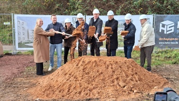 Spatenstich am 7.11.2025 (v.l.n.r.).: Kira Braun, Sascha Haas (jeweils MdL), Doris Woll (SIKB), Minister Reinhold Jost, Geschäftsführer Robert Tucovic, Oberbürgermeister Uwe Conradt, Baudezernent Patrick Berberich, Bezirksbürgermeister Ralf-Peter Fritz. Image