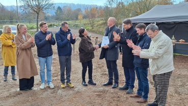 SIKB-Vorstandsvorsitzende Doris Woll (5.v.l.) überreicht SGS-Geschäftsführer Robert Tucovic den Förderbescheid in Höhe von 9.461.690 Euro. Image