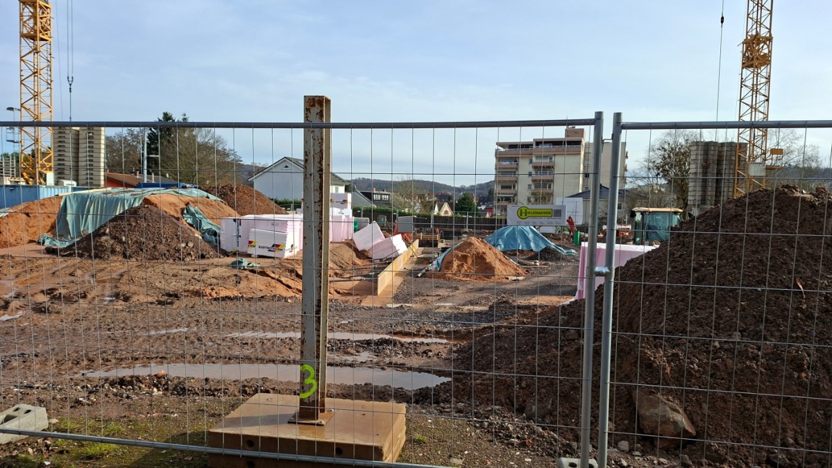 Baustelle Albertstraße im Februar 2026 Baustelle mit Baumaterial, Bauzaun, Baukran