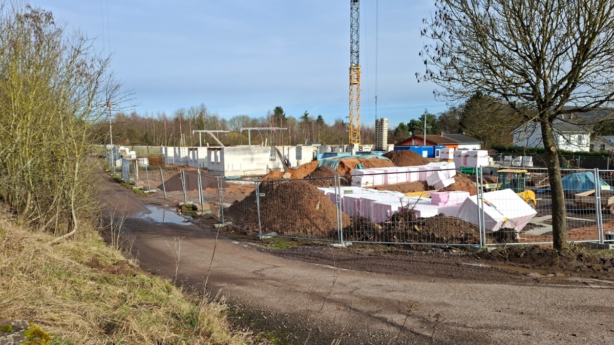 Baustelle Albertstraße im Februar 2026 Baustelle mit Baumaterial, Bauzaun, Baukran. Im Hintergrund Erdgeschoss des 1. Rohbaus