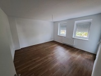 Zimmer mit 2 Fenstern,  Wände und Decken weiß, Vinylboden eichefarben